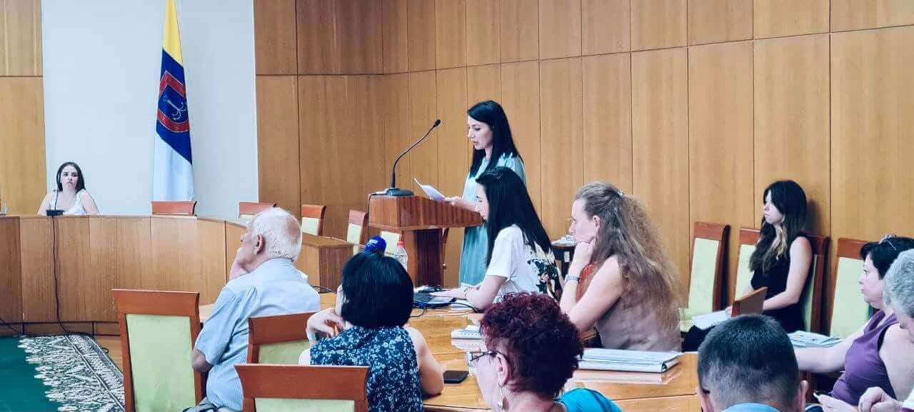 Представник Проєктного бюро «Базис» презентує розробку детального плану території на громадських слуханнях